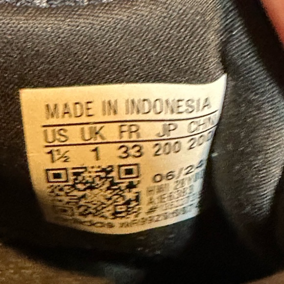 Boys Size 1.5 Adidas Slip On Sneakers - Picture 5 of 6